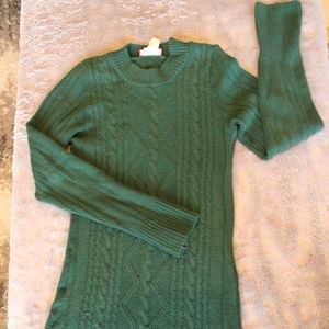 Long-sleeved green sweaterdress